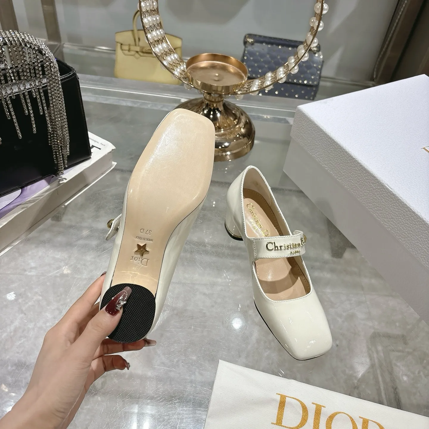 💕💕Factory direct selling price p560💕💕 💕25ss early spring new Dior Dior D-My hardware letter square toe high heels 👠This My Dior high heels are a new product in the 2025 spring and summer ready-to-wear series, showing exquisite elegance. Carefully crafted from cow leather, it is embellished with gold buckles and a metallic Christian Dior Paris logo, making it highly recognizable and highlighting Dior's extraordinary craftsmanship. Graphic style heels complement each other, making the fashionable design more elegant. Upper: cow patent leather. Inner foot pad: sheepskin. Sole: Italian genuine leather outsole. Heel height: 4cm 7.5cm. Size: 35-39 (34.40.41. Customized items are non-refundable)